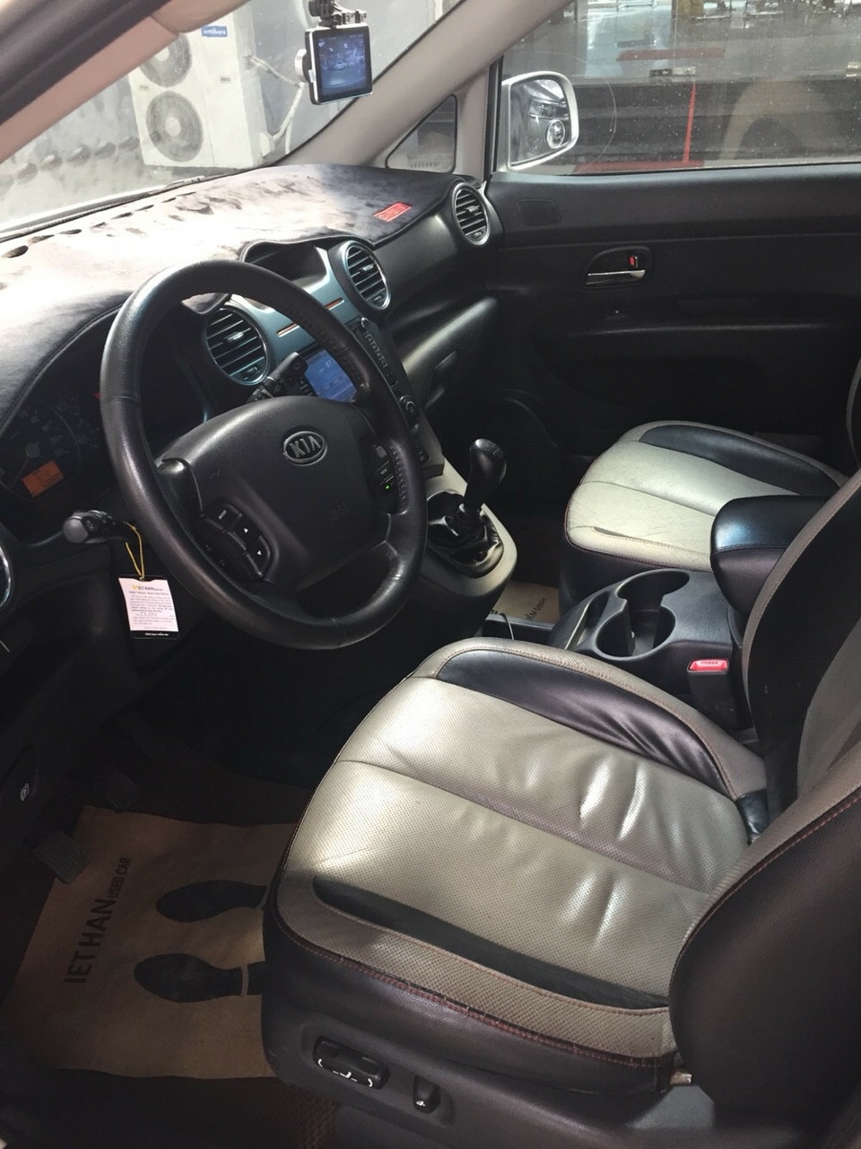 KIA Carens 2.0MT bản S màu bạc 2015