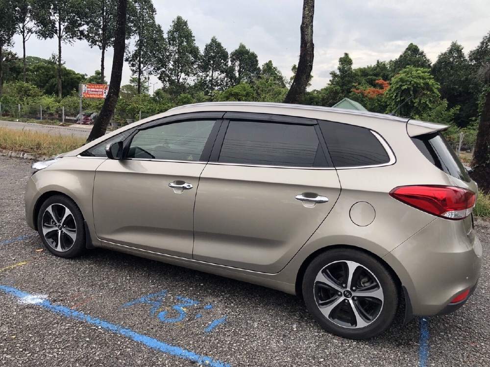 Bán Kia Rondo GATH 2016, màu vàng cát, đúng chất, giá TL, hổ trợ góp