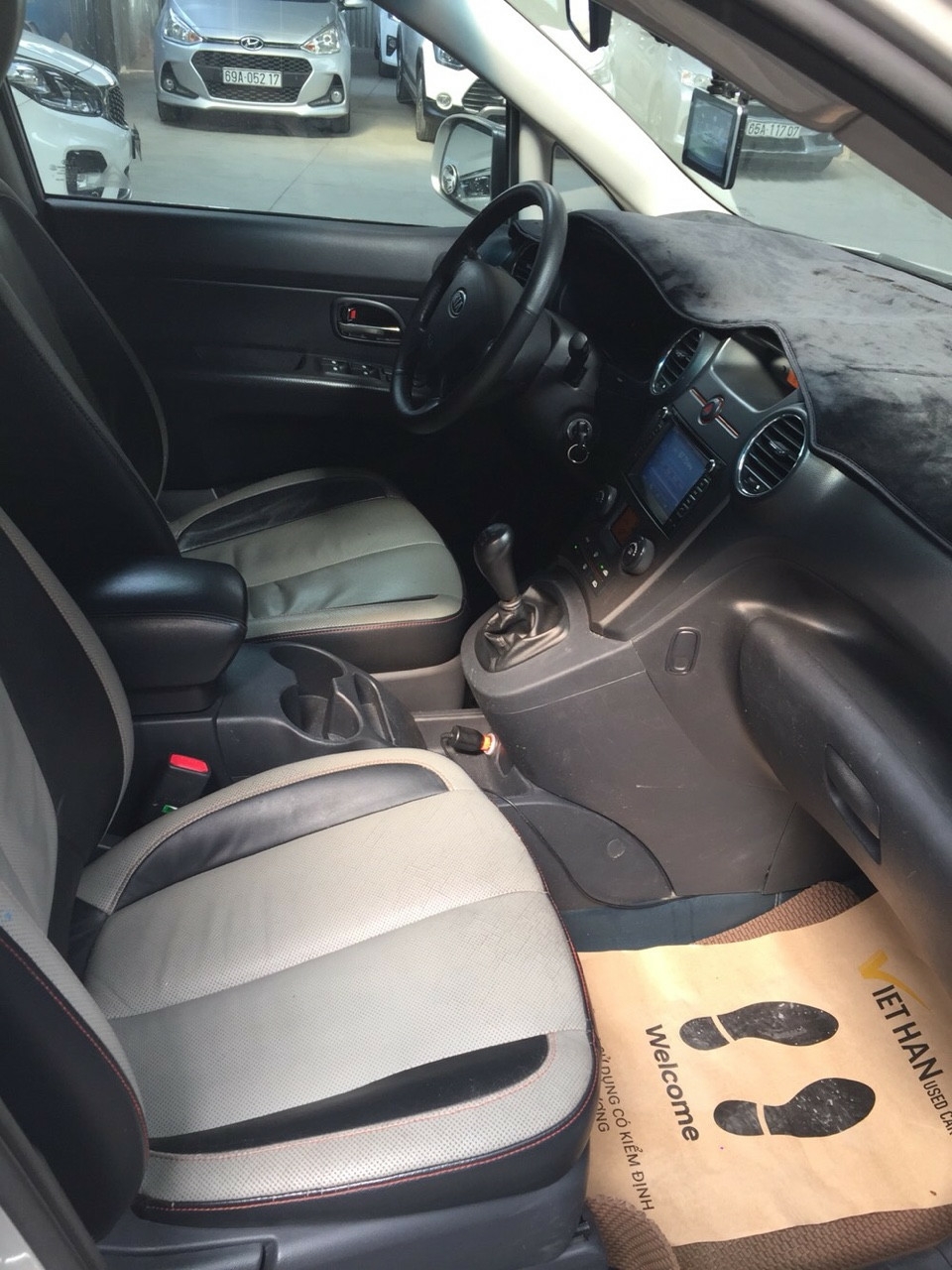 KIA Carens 2.0MT bản S màu bạc 2015