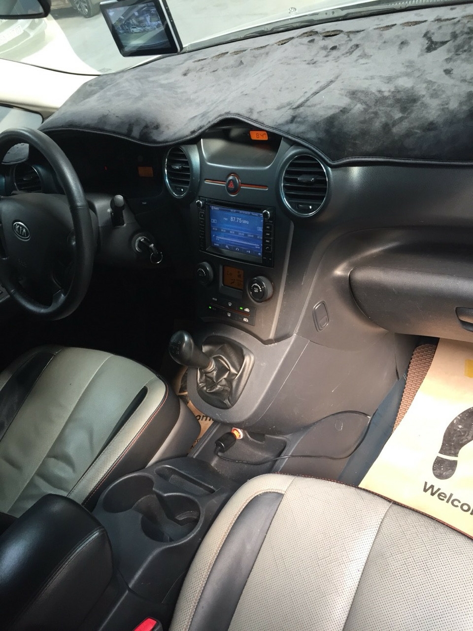 KIA Carens 2.0MT bản S màu bạc 2015