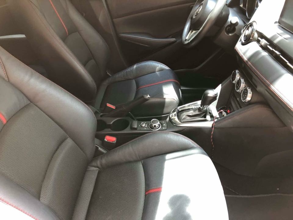 Cần bán xe Mazda 2 2017 số tự động màu vàng cát, nội thất đen rất đẹp, xe 1 đời chủ bstp