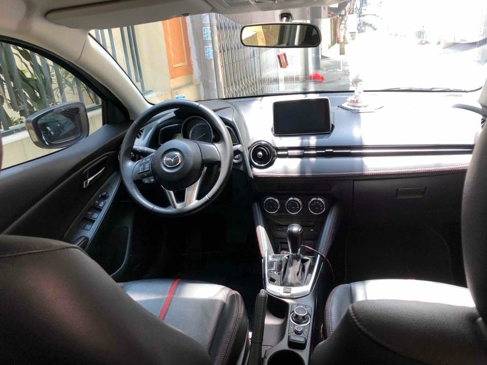 Cần bán xe Mazda 2 2017 số tự động màu vàng cát, nội thất đen rất đẹp, xe 1 đời chủ bstp
