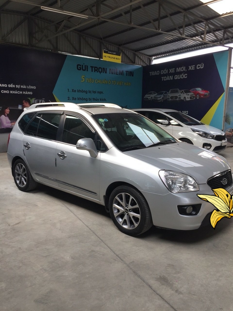 KIA Carens 2.0MT bản S màu bạc 2015