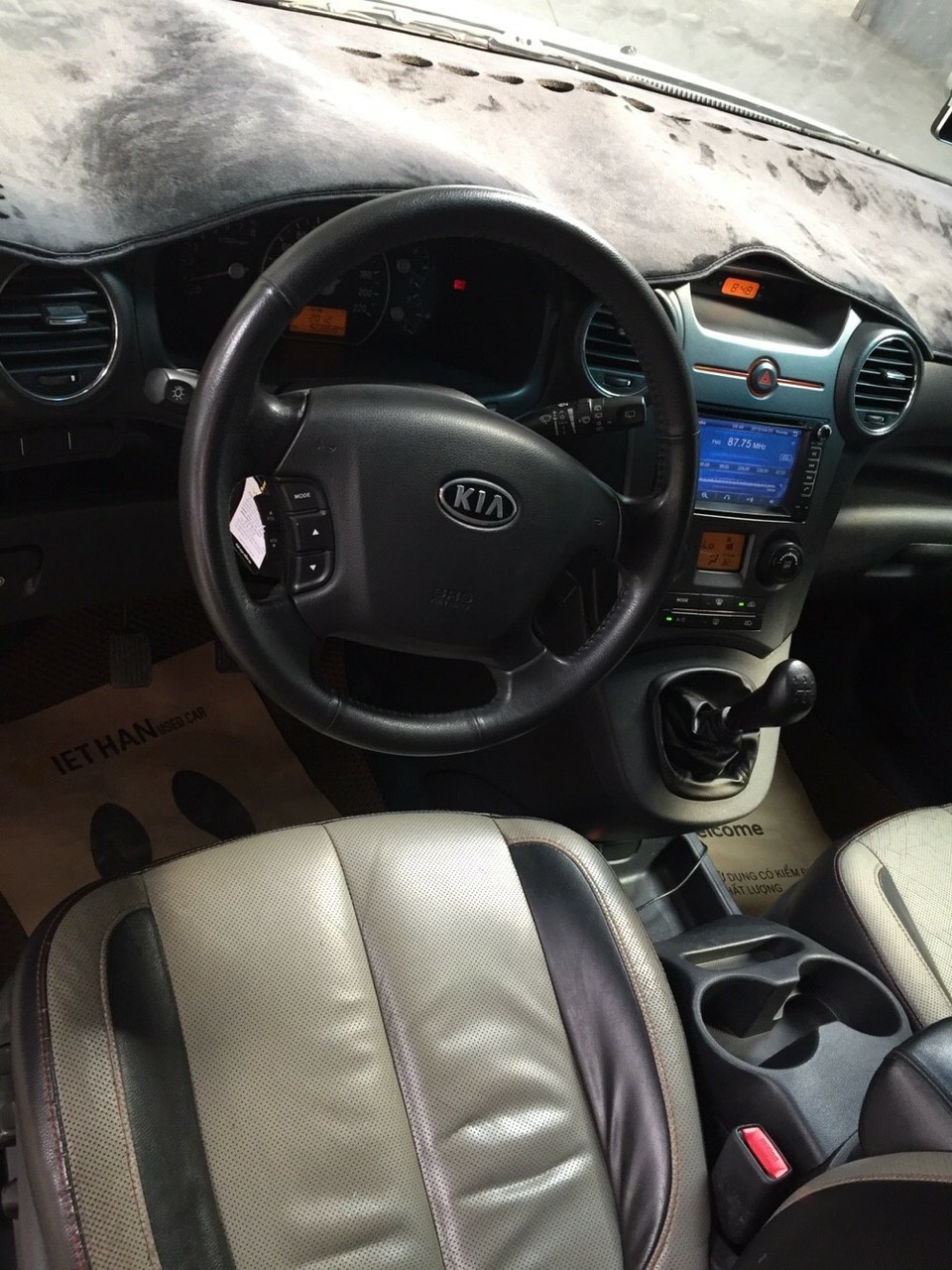 KIA Carens 2.0MT bản S màu bạc 2015