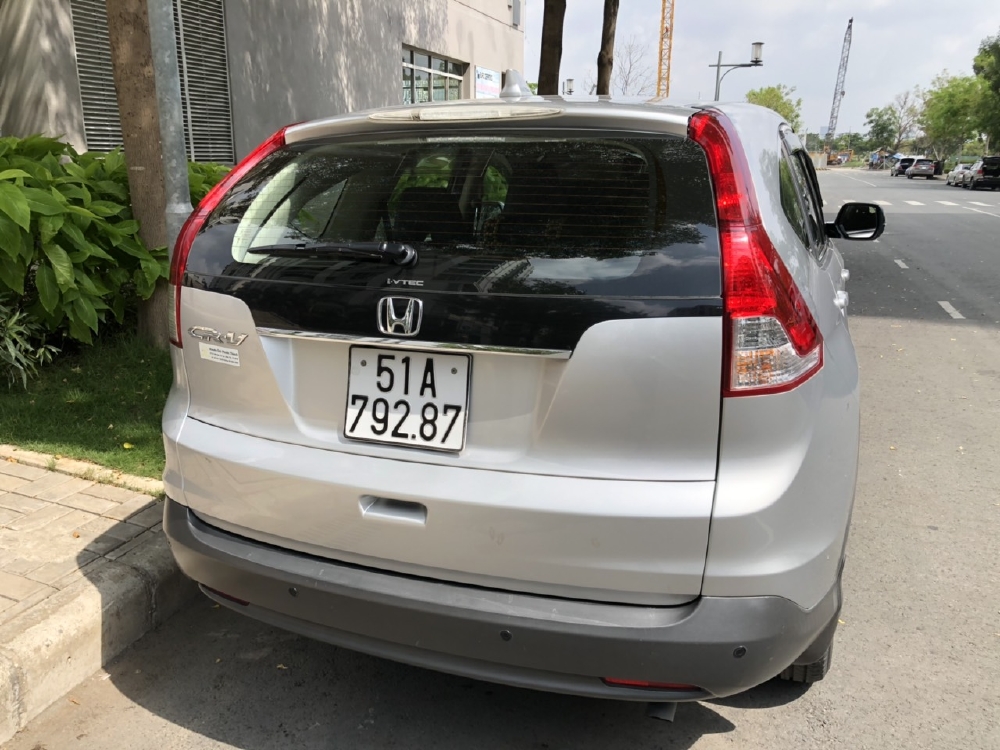 Bán Honda CRV 2.4AT màu bạc sản xuất 2014 biển Sài Gòn một chủ đi 65000km