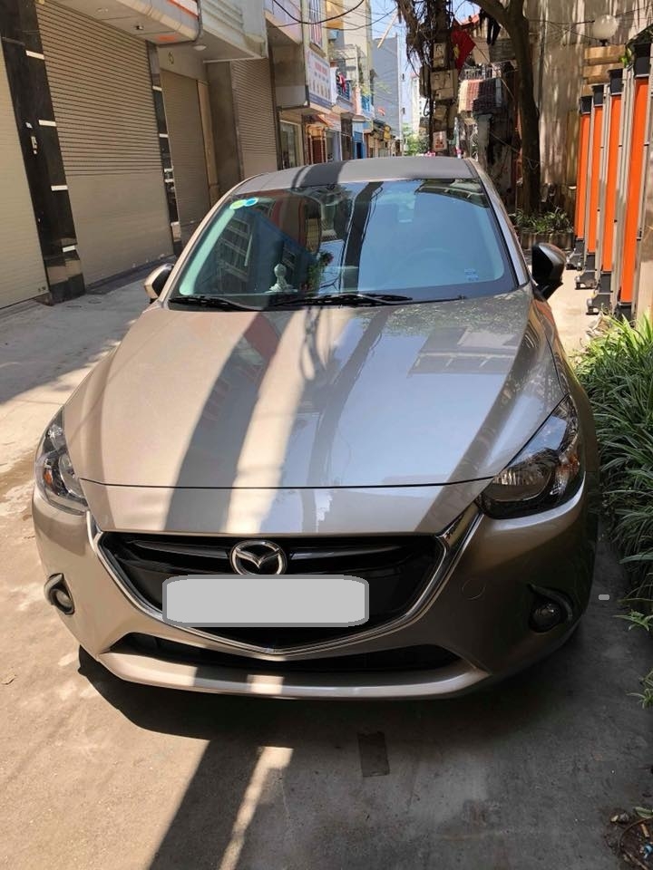Cần bán xe Mazda 2 2017 số tự động màu vàng cát, nội thất đen rất đẹp, xe 1 đời chủ bstp