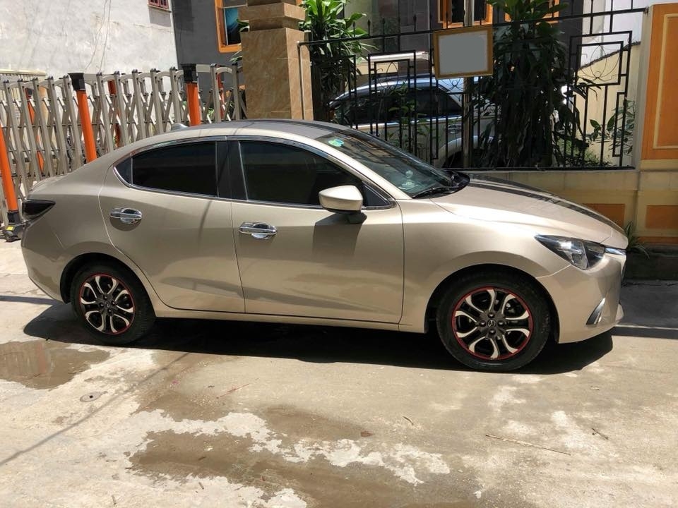Cần bán xe Mazda 2 2017 số tự động màu vàng cát, nội thất đen rất đẹp, xe 1 đời chủ bstp