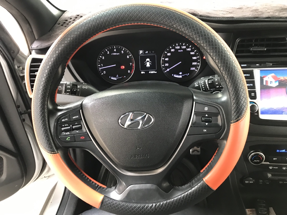 Bán Hyundai I20 Active 1.4AT màu bạc số tự động nhập Ấn Độ 2015 biển Sài Gòn 1 chủ đi 41000km