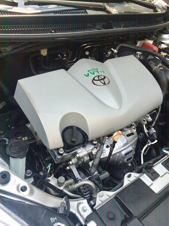 Nhà mình cần bán xe Toyota Vios số tự động sản xuất 2017 màu Bạc còn rất mới