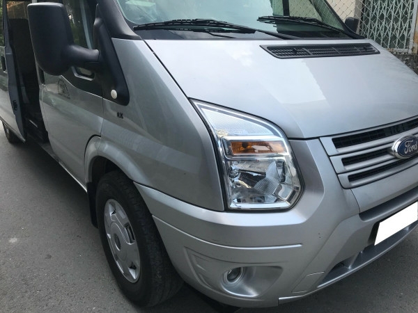 Cần bán xe Ford Transit 2018 số sàn máy dầu, xe màu bạc 16 chỗ ít sử dụng
