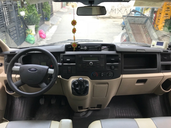 Cần bán xe Ford Transit 2018 số sàn máy dầu, xe màu bạc 16 chỗ ít sử dụng