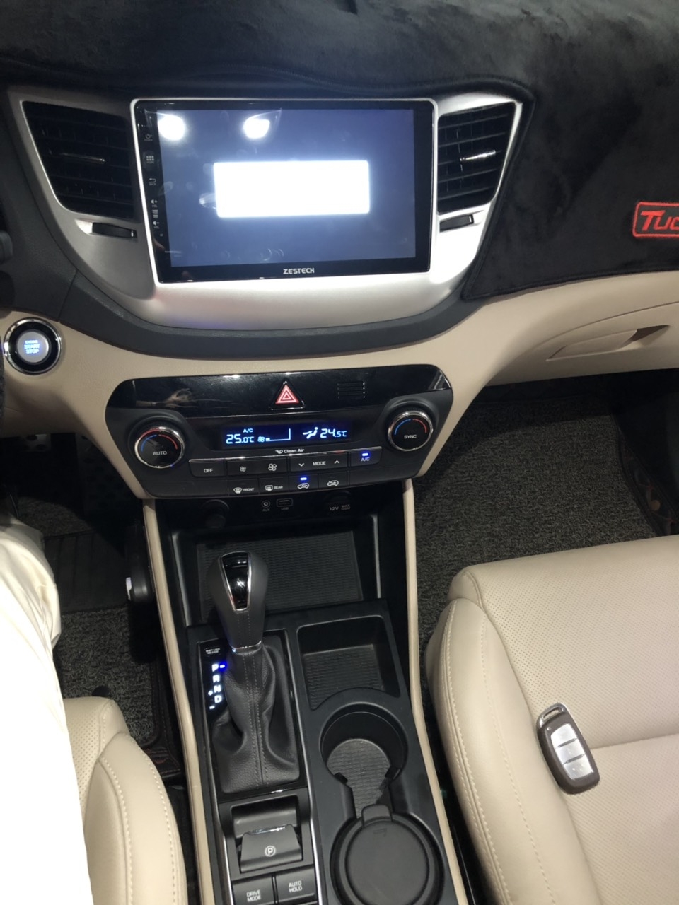 Bán Hyundai Tucson 2.0AT màu trắng tinh khôi bản đặc biệt sản xuất 2018 biển Đồng Nai đi 17000km