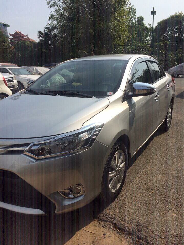Nhà mình cần bán xe Toyota Vios số tự động sản xuất 2017 màu Bạc còn rất mới