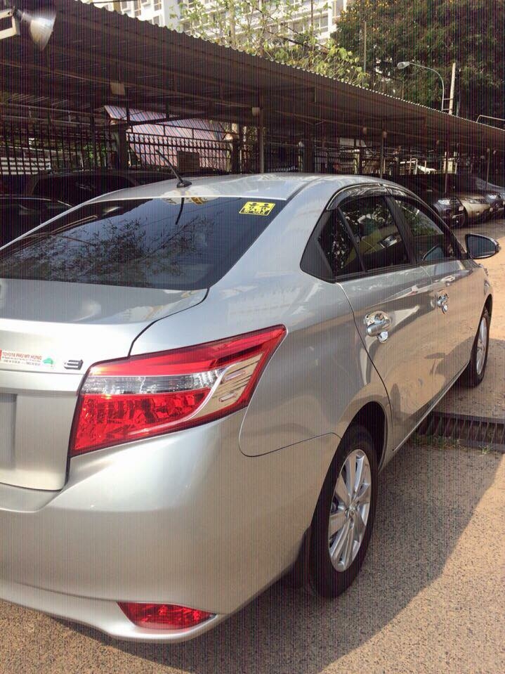Nhà mình cần bán xe Toyota Vios số tự động sản xuất 2017 màu Bạc còn rất mới