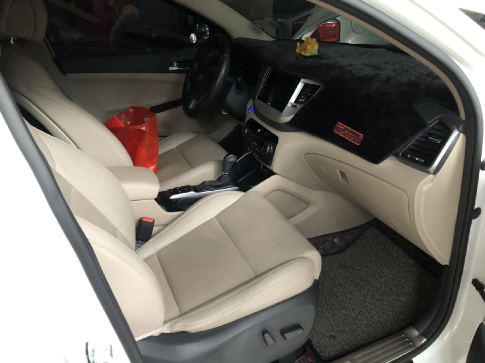 Bán Hyundai Tucson 2.0AT màu trắng tinh khôi bản đặc biệt sản xuất 2018 biển Đồng Nai đi 17000km