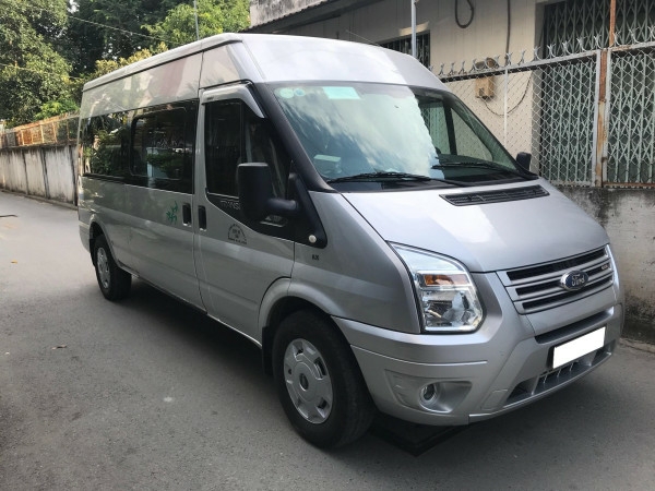 Cần bán xe Ford Transit 2018 số sàn máy dầu, xe màu bạc 16 chỗ ít sử dụng