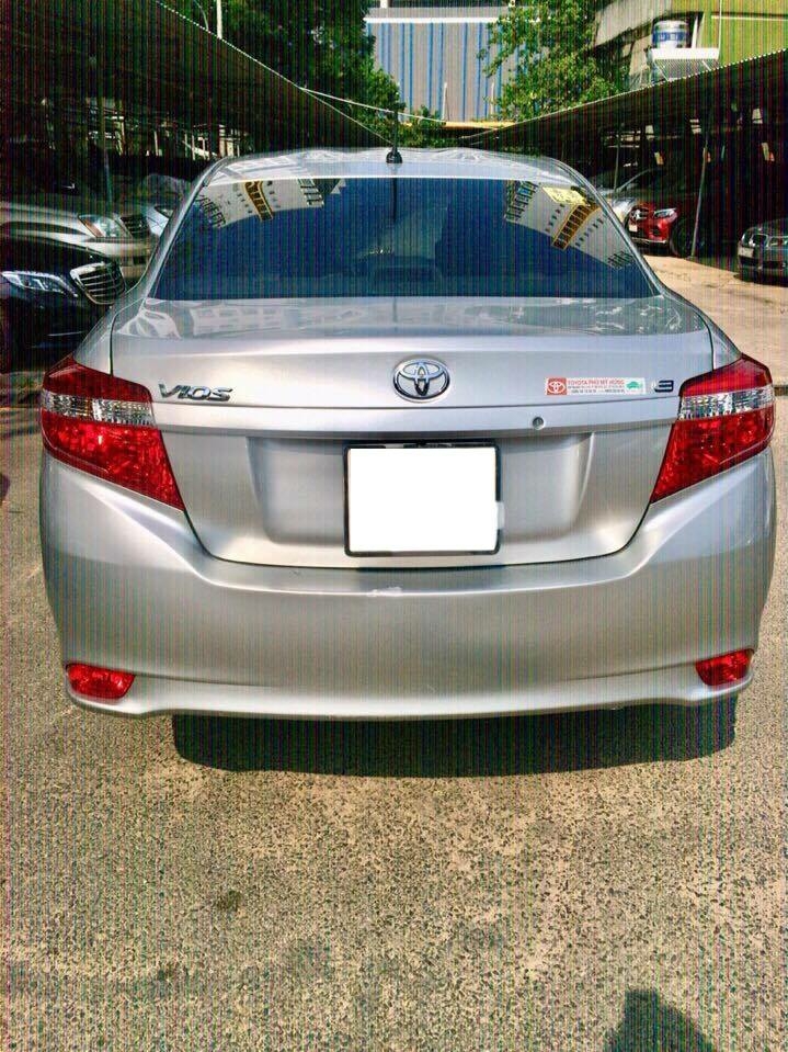 Nhà mình cần bán xe Toyota Vios số tự động sản xuất 2017 màu Bạc còn rất mới