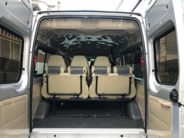 Cần bán xe Ford Transit 2018 số sàn máy dầu, xe màu bạc 16 chỗ ít sử dụng
