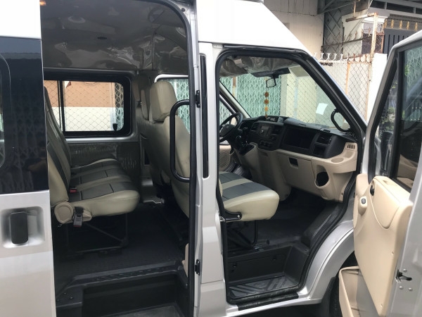 Cần bán xe Ford Transit 2018 số sàn máy dầu, xe màu bạc 16 chỗ ít sử dụng