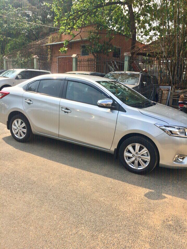 Nhà mình cần bán xe Toyota Vios số tự động sản xuất 2017 màu Bạc còn rất mới
