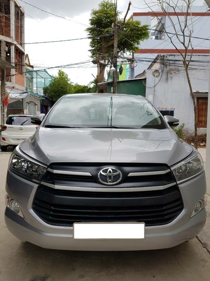 Bán xe Innova đời 2018 màu xám bạc số sàn mẫu mới