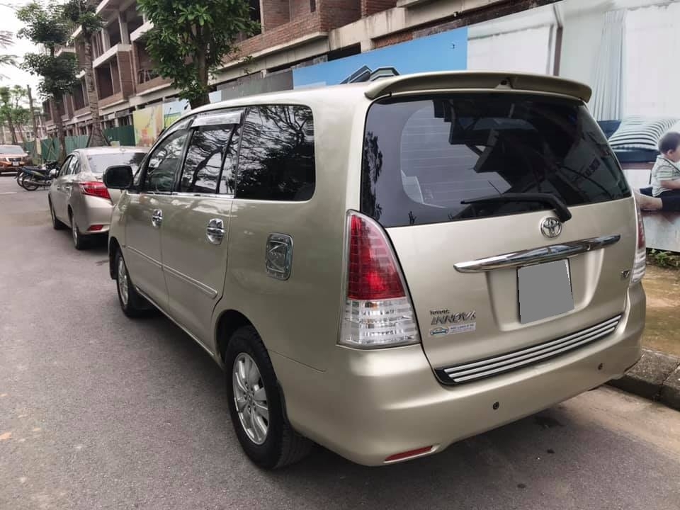 Bán Toyota Innova 2011 tự động màu vàng đồng chính chủ đi kỹ