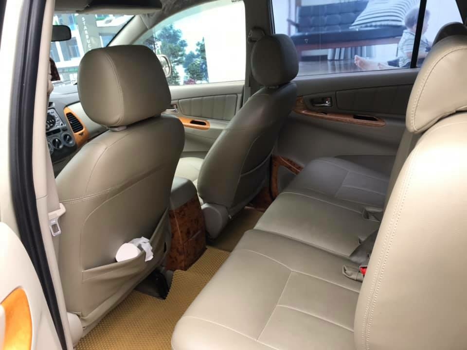 Bán Toyota Innova 2011 tự động màu vàng đồng chính chủ đi kỹ