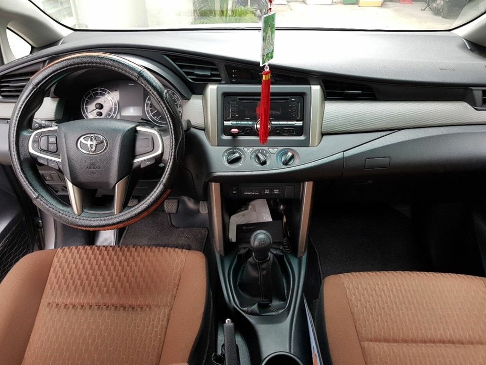Bán xe Innova đời 2018 màu xám bạc số sàn mẫu mới