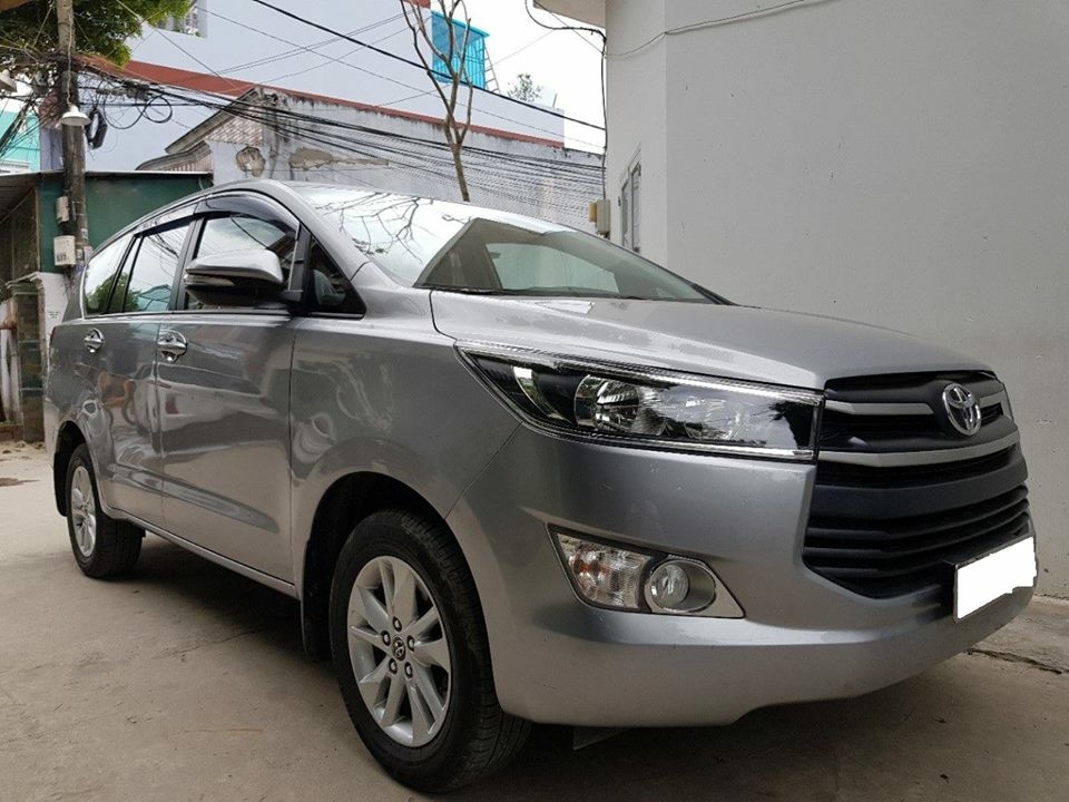 Bán xe Innova đời 2018 màu xám bạc số sàn mẫu mới