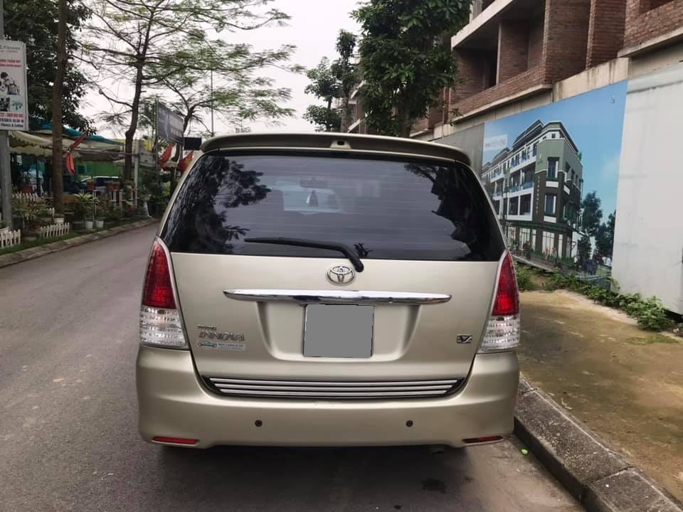 Bán Toyota Innova 2011 tự động màu vàng đồng chính chủ đi kỹ