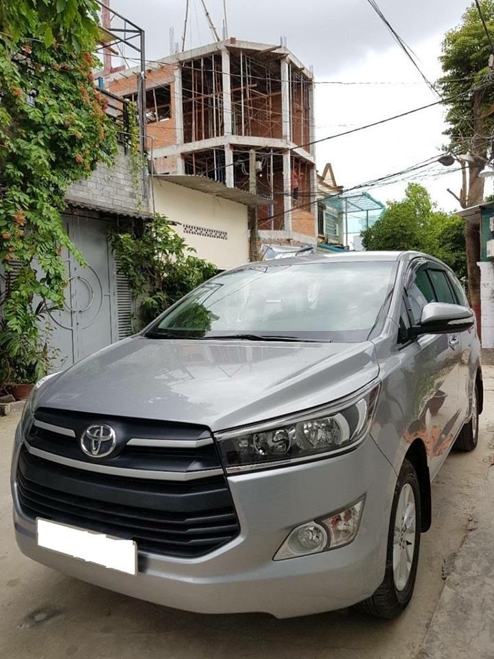 Bán xe Innova đời 2018 màu xám bạc số sàn mẫu mới