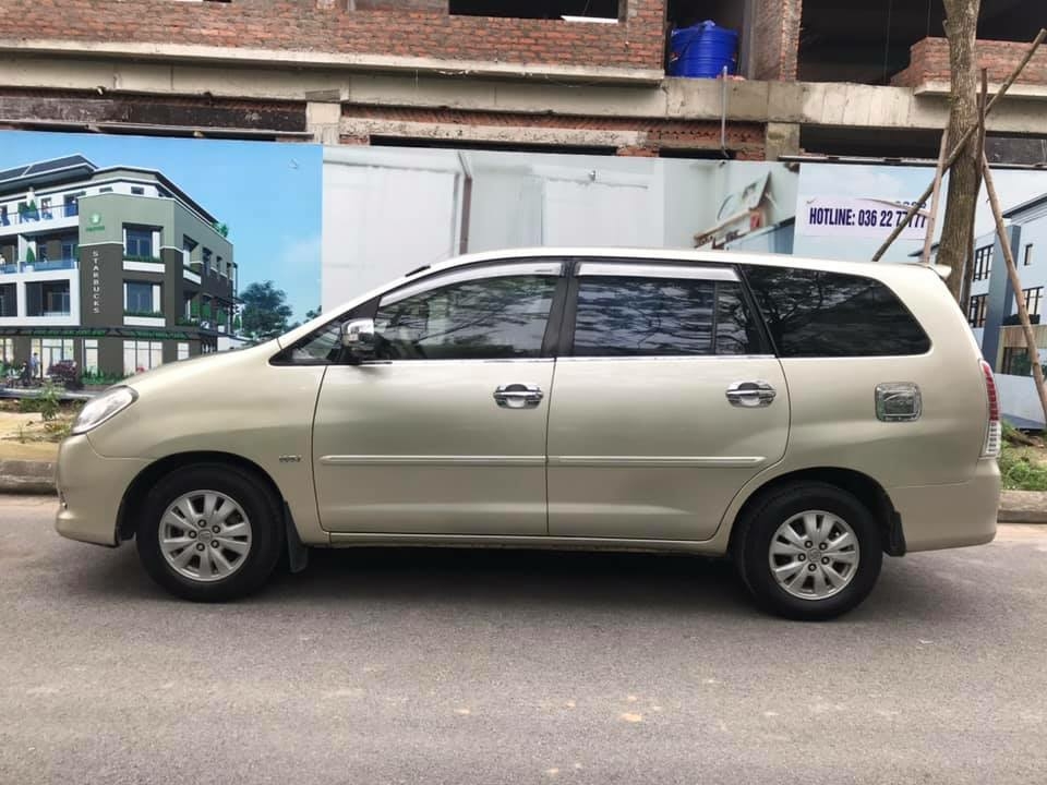 Bán Toyota Innova 2011 tự động màu vàng đồng chính chủ đi kỹ