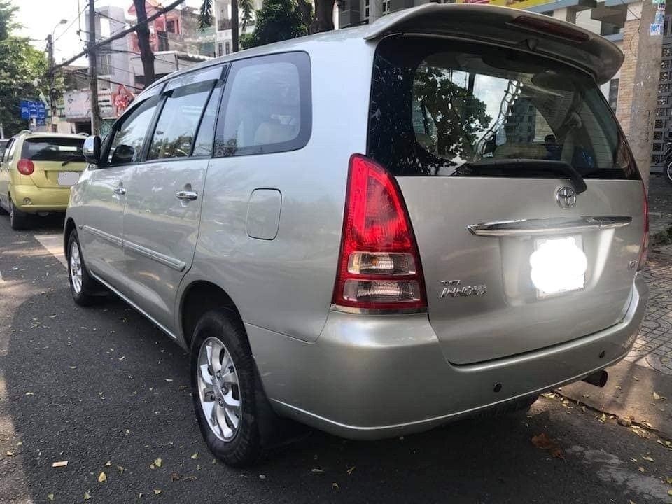 Cần bán xe Toyota Innova 2008 màu bạc số sàn, gia đình sử dụng kĩ