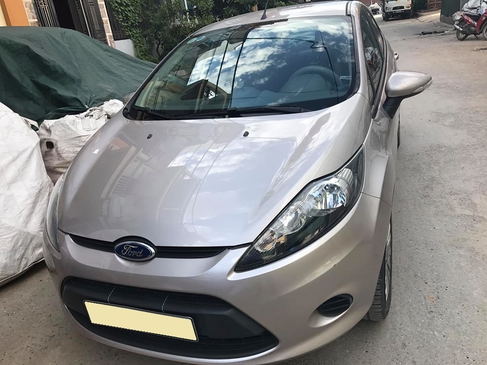 Cần bán xe Ford Fiesta 2011 số tự động màu ghi bạc, tên tư nhân chính chủ