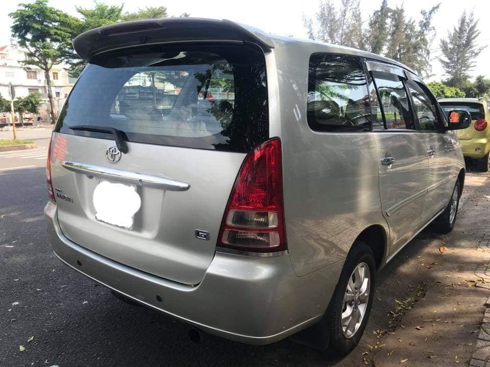 Cần bán xe Toyota Innova 2008 màu bạc số sàn, gia đình sử dụng kĩ