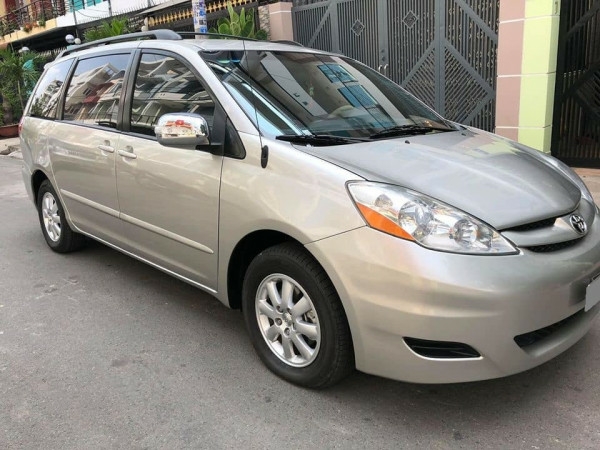 Bán Toyota Sienna LE 2009 nhập mỹ Bạc biển số thành phố