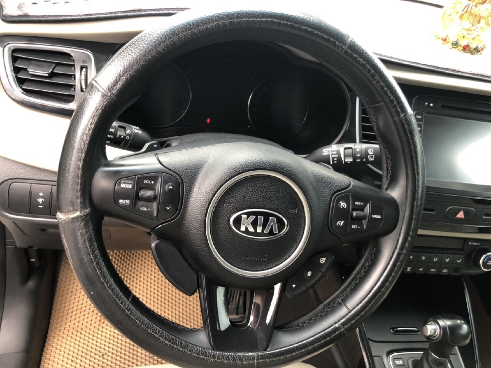 Bán Kia Rondo GATH 2.0AT màu vàng cát số tự động máy xăng bản full sản xuất 2016 một chủ
