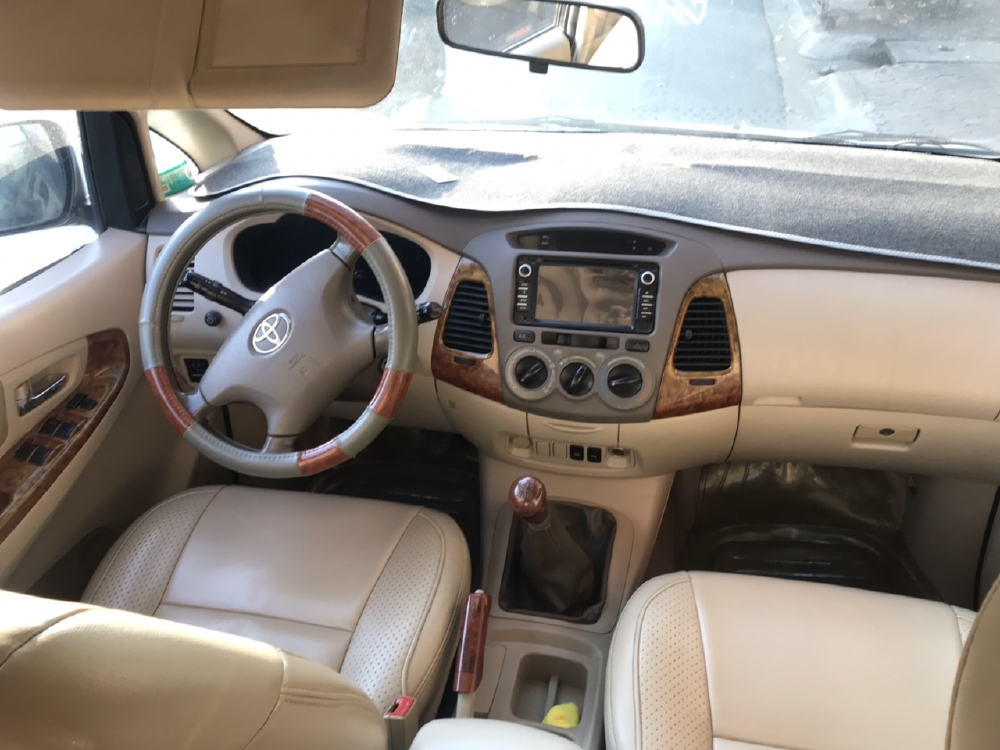 Cần bán xe Toyota Innova 2008 màu bạc số sàn, gia đình sử dụng kĩ