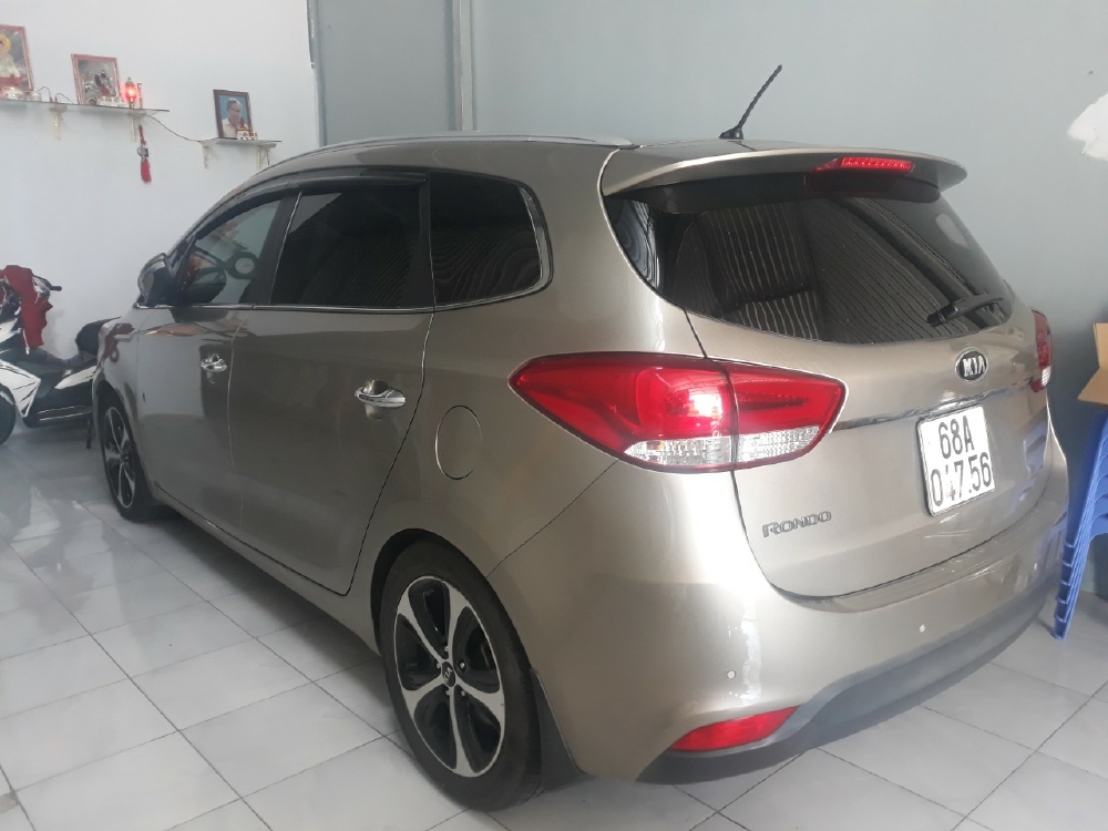 Bán Kia Rondo GATH 2.0AT màu vàng cát số tự động máy xăng bản full sản xuất 2016 một chủ