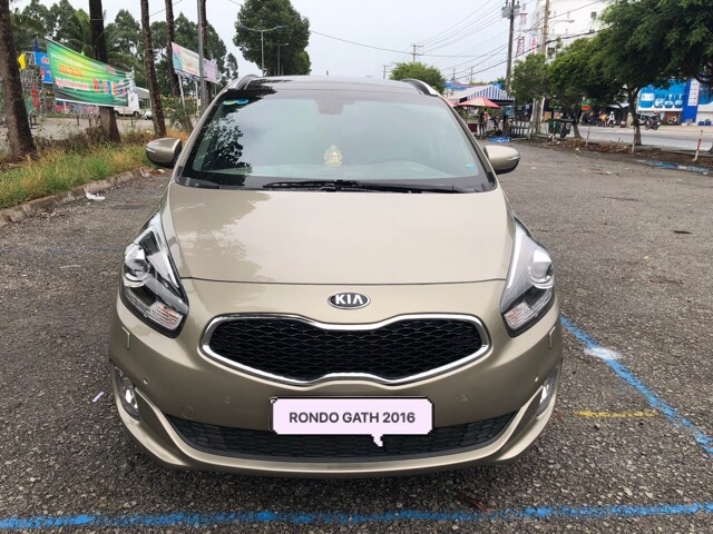 Bán Kia Rondo GATH 2.0AT màu vàng cát số tự động máy xăng bản full sản xuất 2016 một chủ