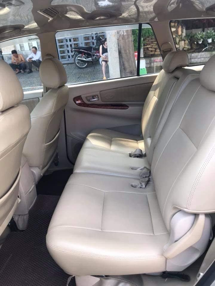 Cần bán xe Toyota Innova 2008 màu bạc số sàn, gia đình sử dụng kĩ