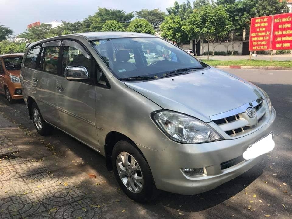 Cần bán xe Toyota Innova 2008 màu bạc số sàn, gia đình sử dụng kĩ