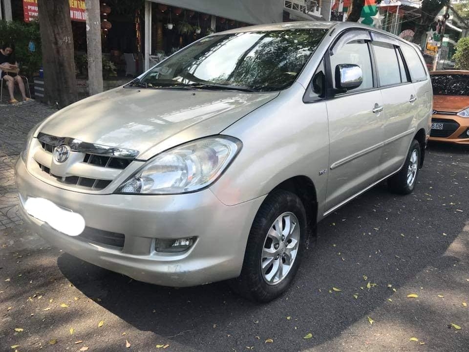 Cần bán xe Toyota Innova 2008 màu bạc số sàn, gia đình sử dụng kĩ