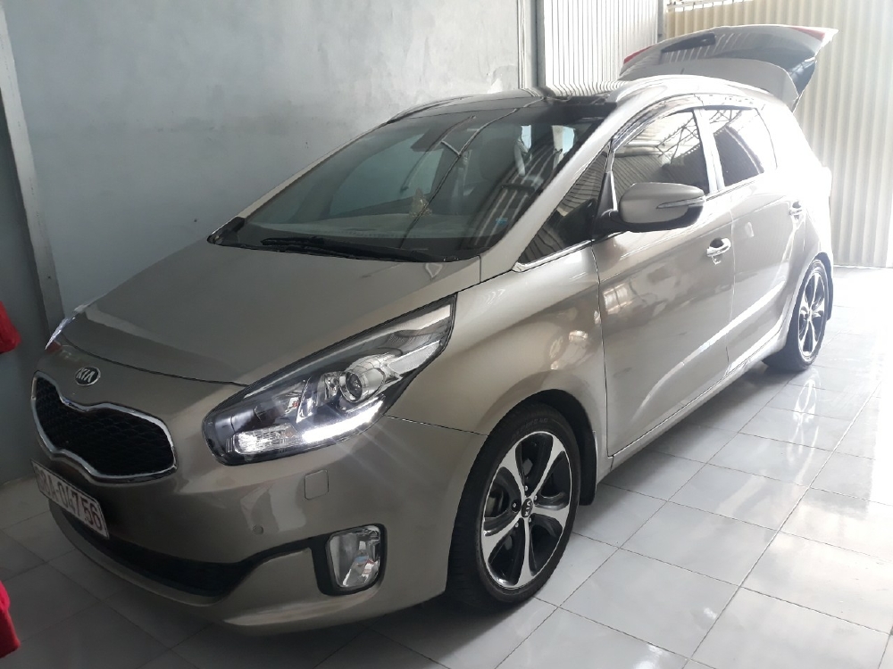 Bán Kia Rondo GATH 2.0AT màu vàng cát số tự động máy xăng bản full sản xuất 2016 một chủ