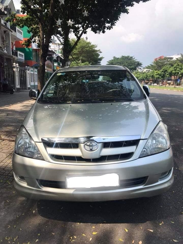 Cần bán xe Toyota Innova 2008 màu bạc số sàn, gia đình sử dụng kĩ