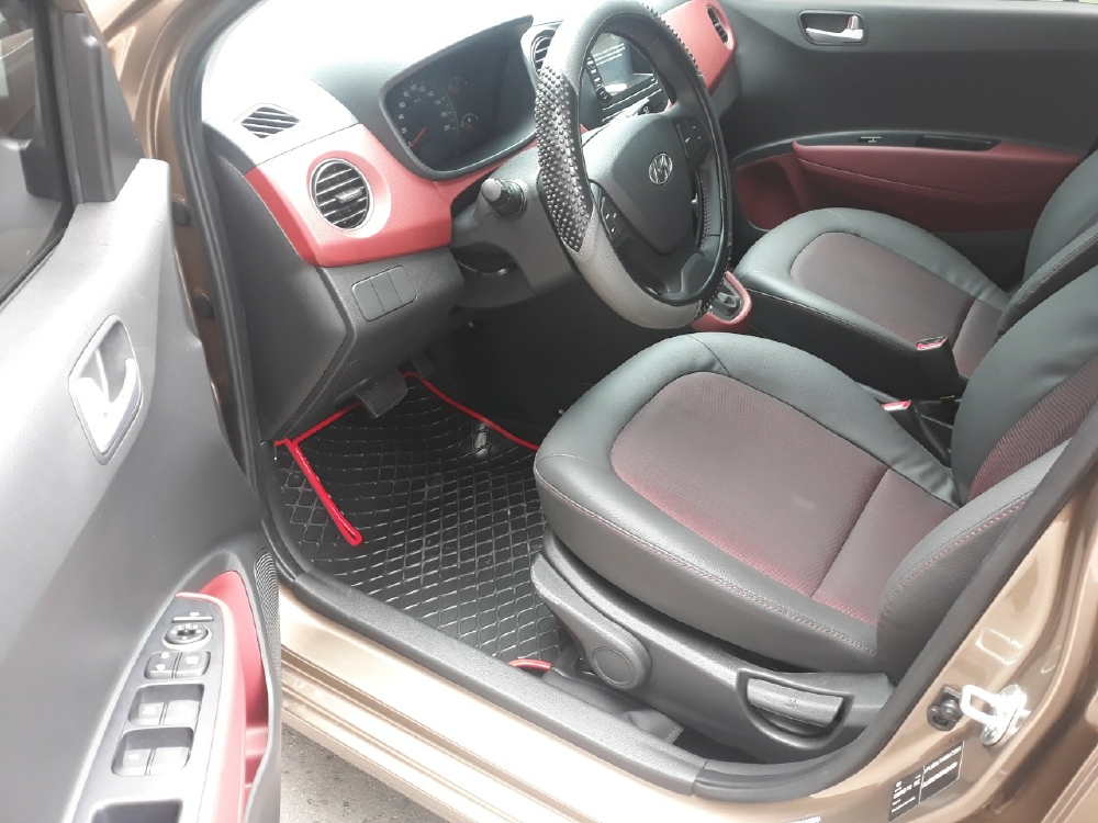 Bán Hyundai Grand i10 1.2AT sedan màu vàng cát số tự động sản xuất 2019 biển Sài Gòn đi 300km