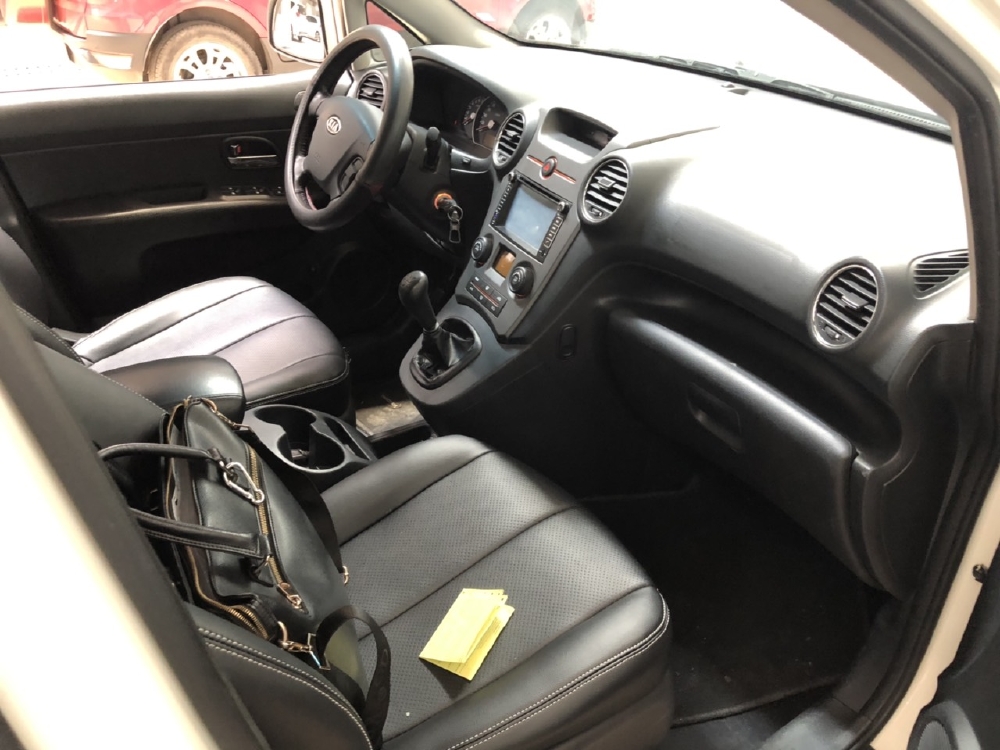 Bán Kia Carens EX 2.0MT màu trắng số sàn sản xuất 2016 biển Sài Gòn đi 65000km