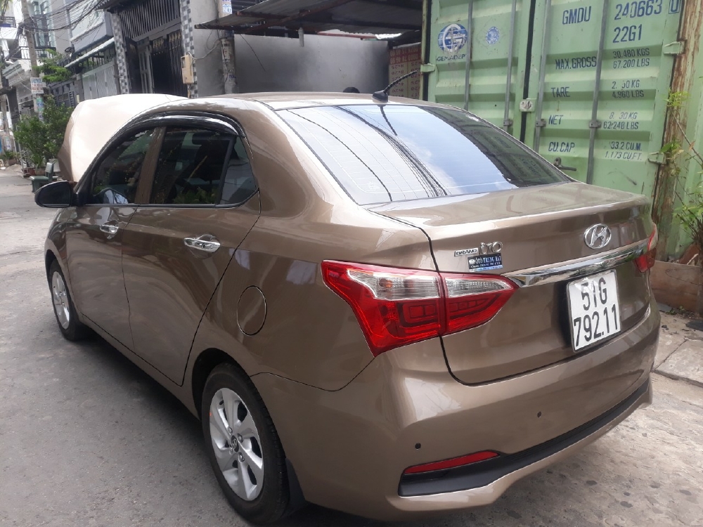 Bán Hyundai Grand i10 1.2AT sedan màu vàng cát số tự động sản xuất 2019 biển Sài Gòn đi 300km
