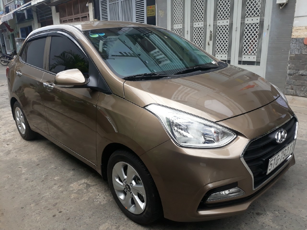 Bán Hyundai Grand i10 1.2AT sedan màu vàng cát số tự động sản xuất 2019 biển Sài Gòn đi 300km