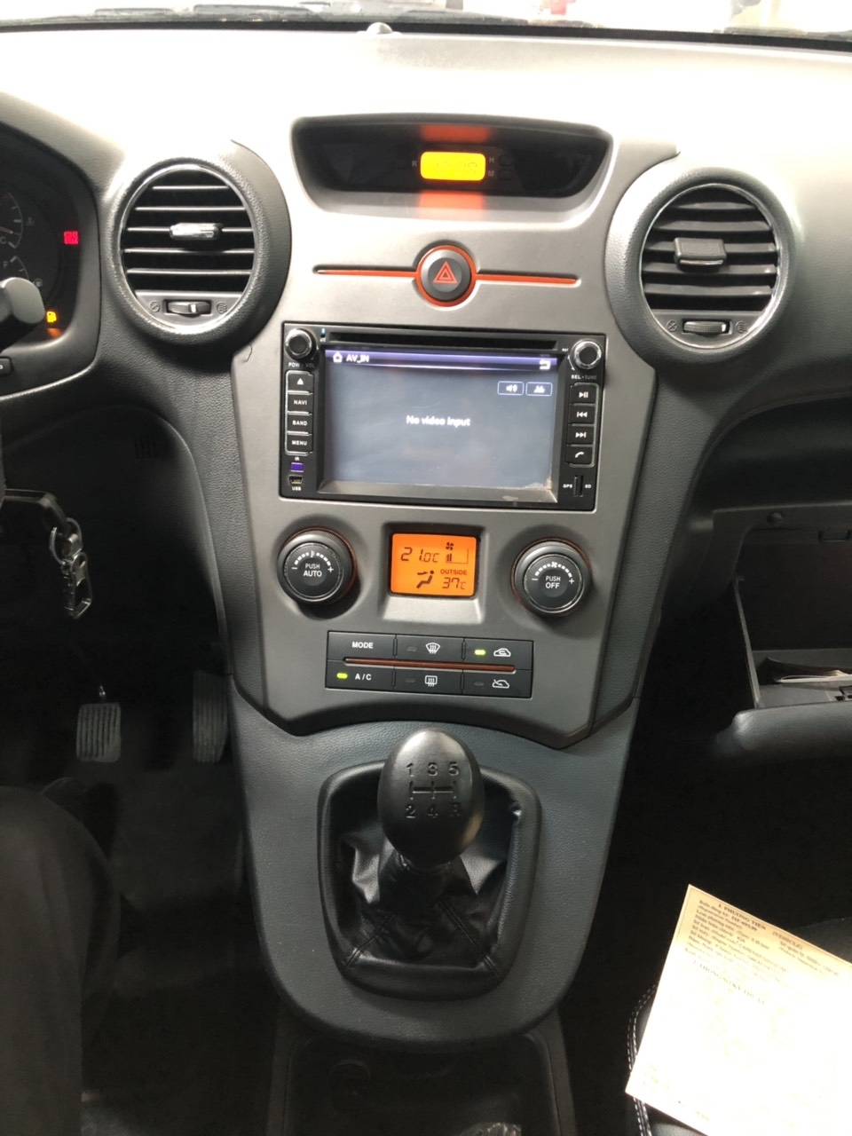 Bán Kia Carens EX 2.0MT màu trắng số sàn sản xuất 2016 biển Sài Gòn đi 65000km